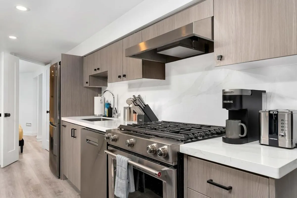 Cozy Parkdale Suite Fantastic Location Parking تورونتو كندا