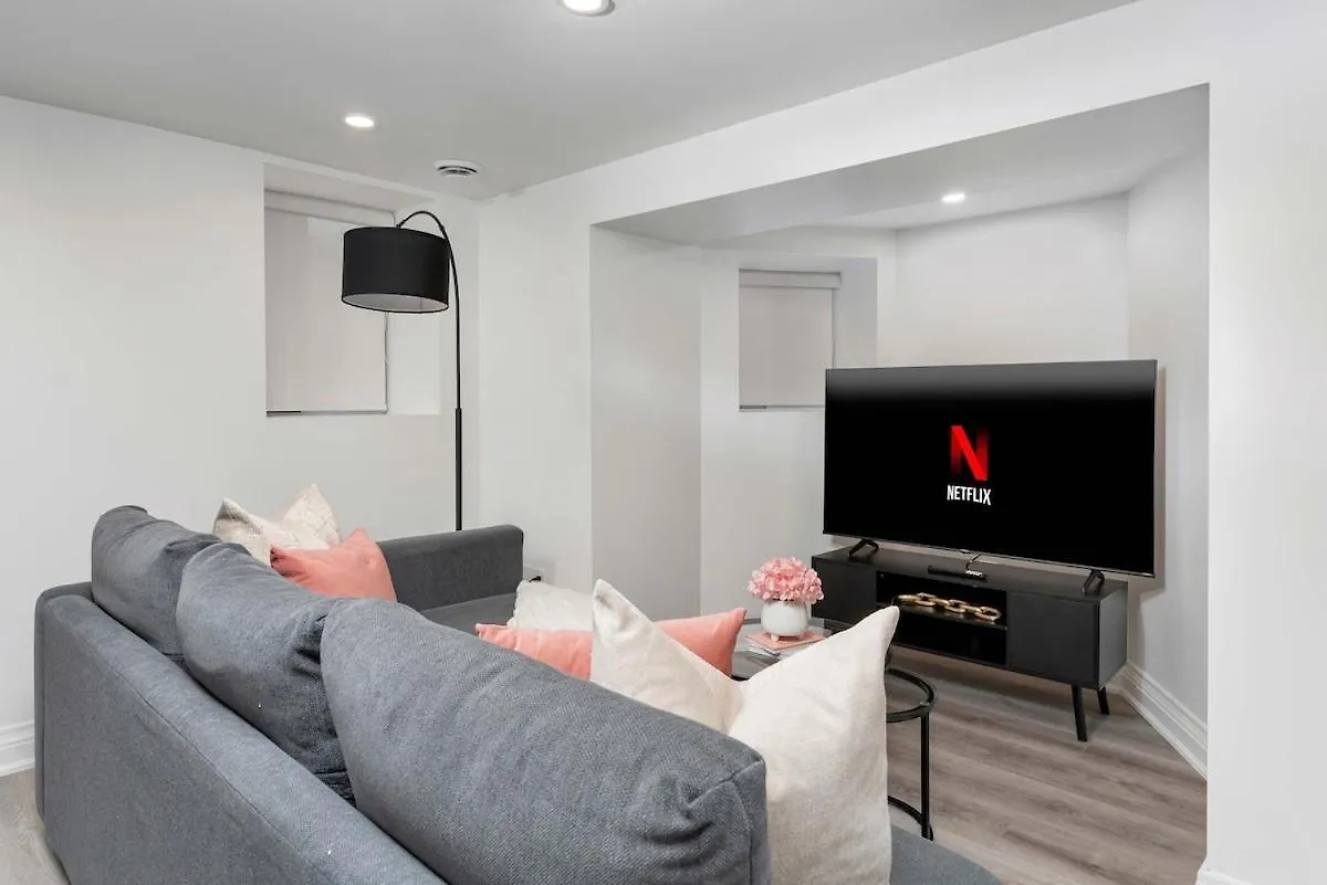 Cozy Parkdale Suite Fantastic Location Parking تورونتو شقة