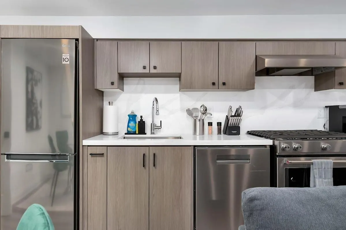 شقة Cozy Parkdale Suite Fantastic Location Parking تورونتو