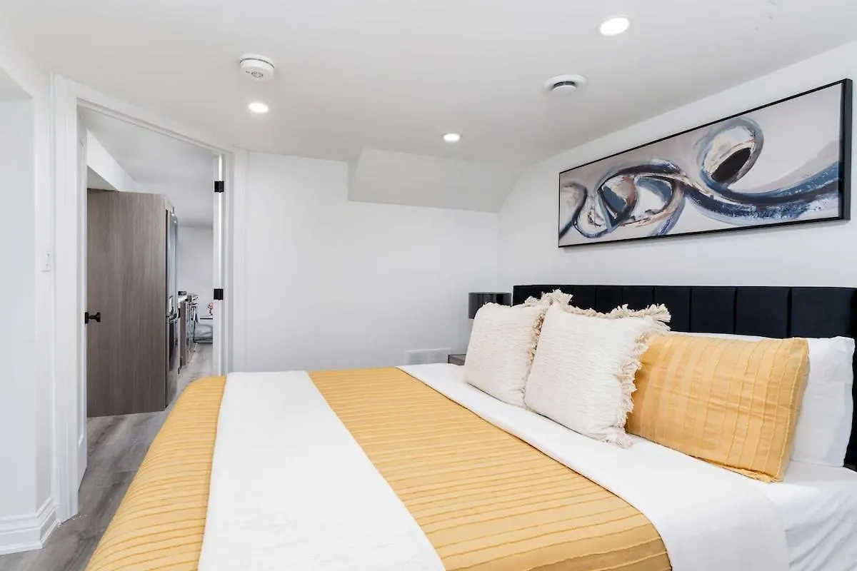 Cozy Parkdale Suite Fantastic Location Parking تورونتو 0*,  كندا