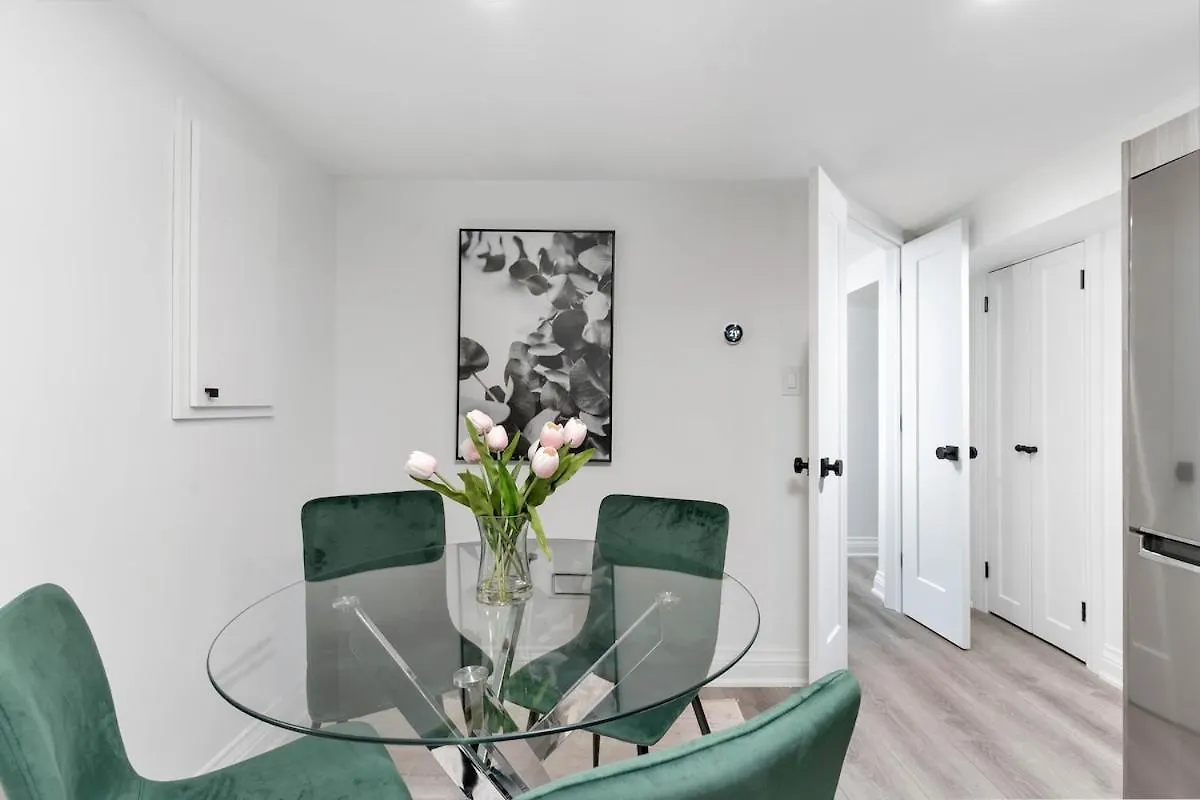شقة Cozy Parkdale Suite Fantastic Location Parking تورونتو