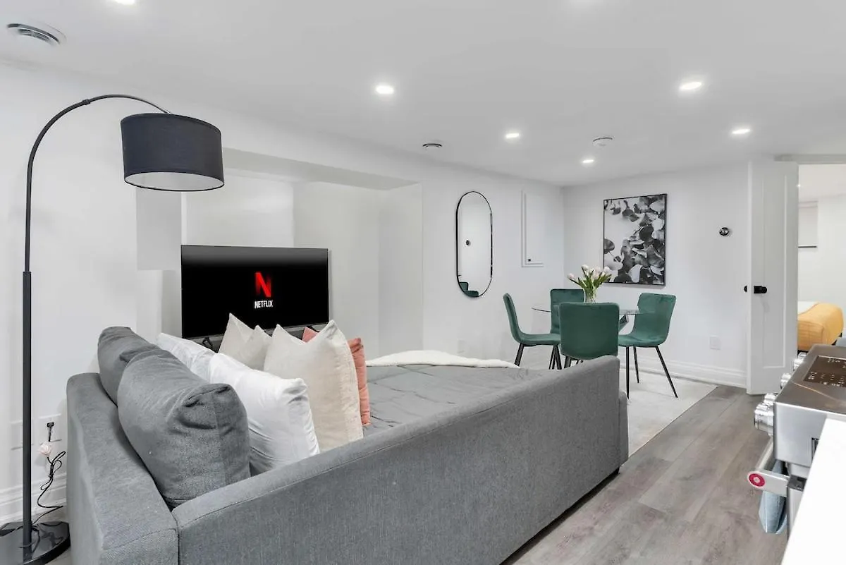 Cozy Parkdale Suite Fantastic Location Parking تورونتو شقة