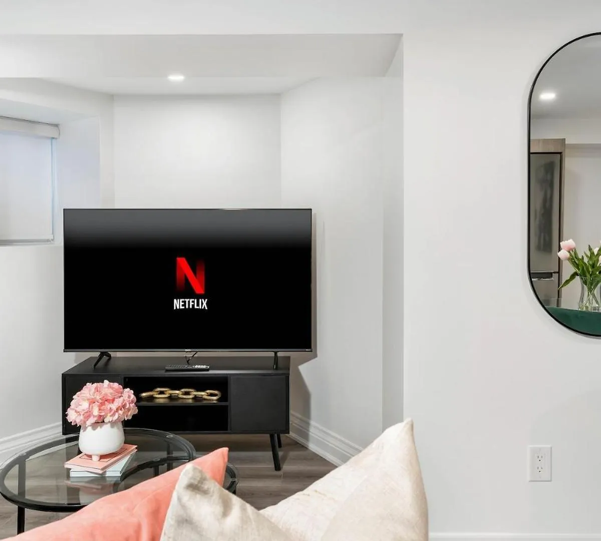 شقة Cozy Parkdale Suite Fantastic Location Parking تورونتو