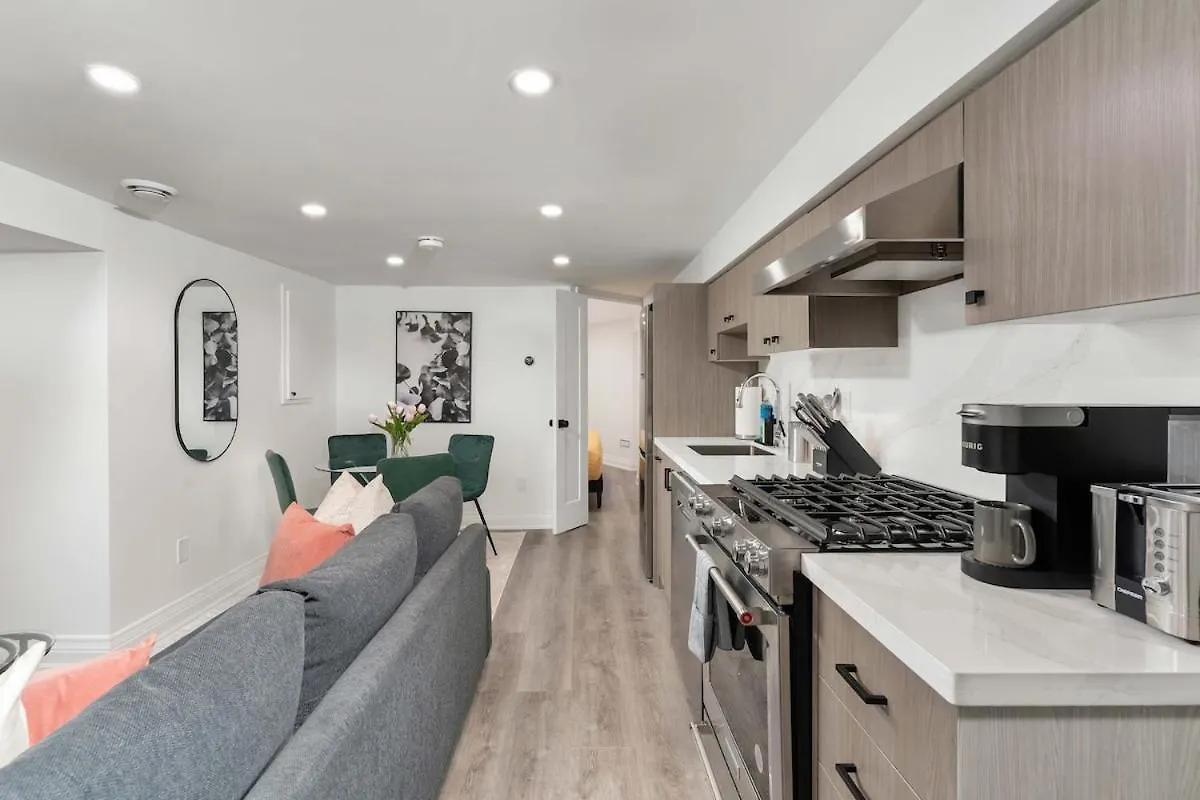 شقة Cozy Parkdale Suite Fantastic Location Parking تورونتو كندا