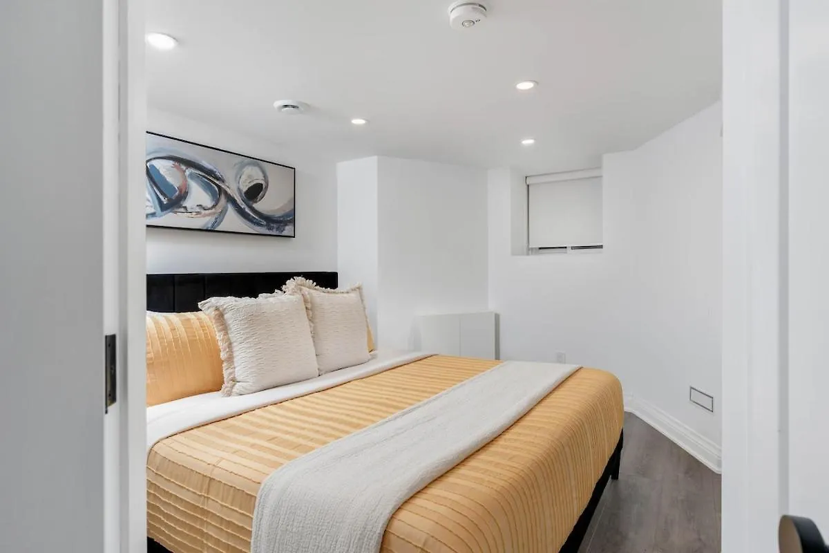Cozy Parkdale Suite Fantastic Location Parking تورونتو