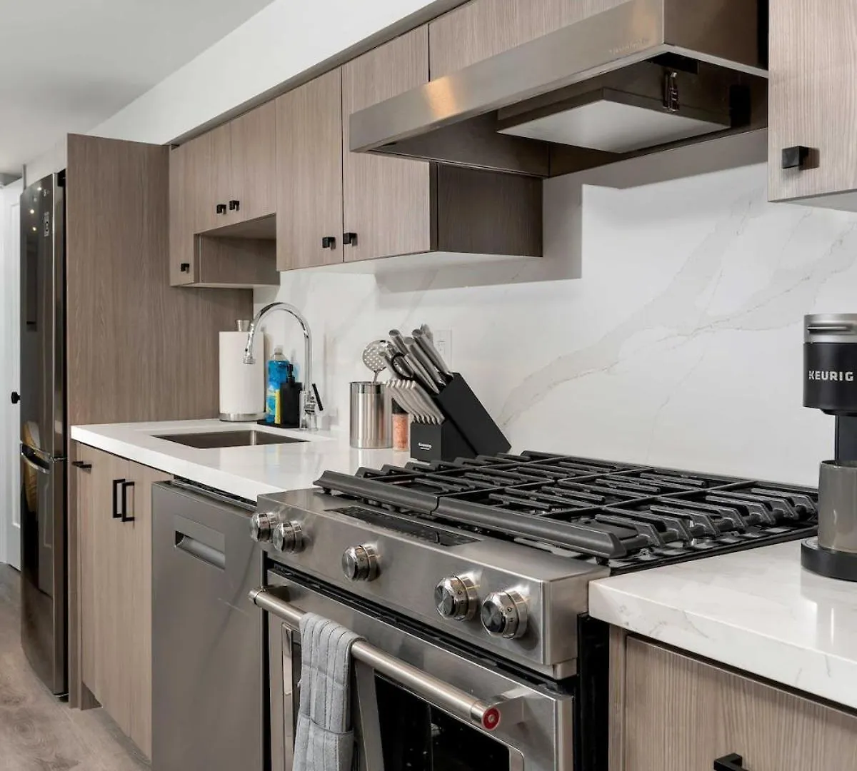 Cozy Parkdale Suite Fantastic Location Parking تورونتو كندا