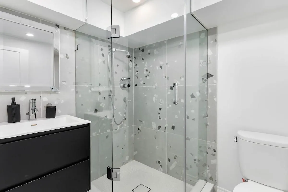 Cozy Parkdale Suite Fantastic Location Parking تورونتو