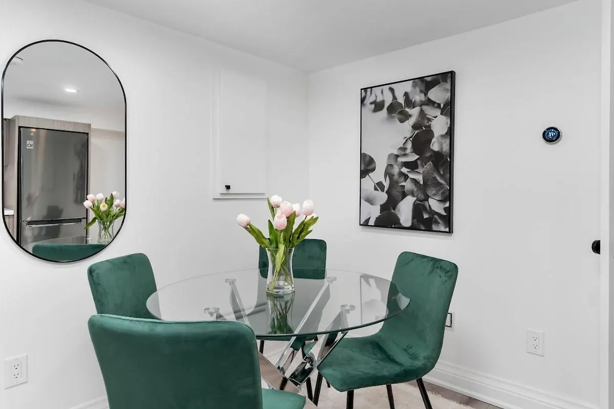 شقة Cozy Parkdale Suite Fantastic Location Parking تورونتو