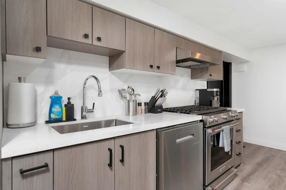 Cozy Parkdale Suite Fantastic Location Parking تورونتو 0*,