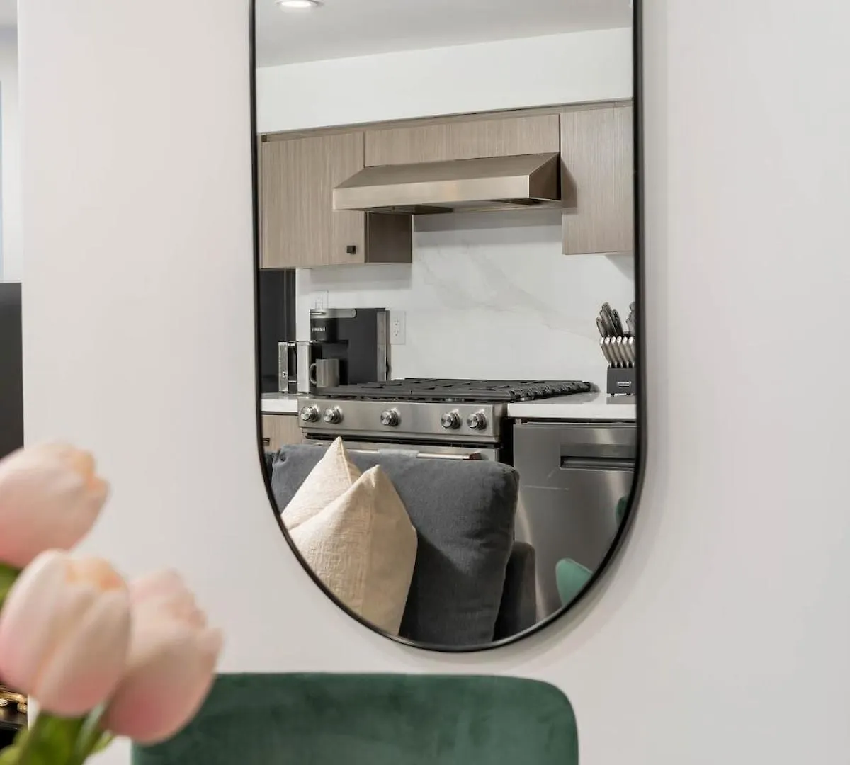 Cozy Parkdale Suite Fantastic Location Parking تورونتو كندا