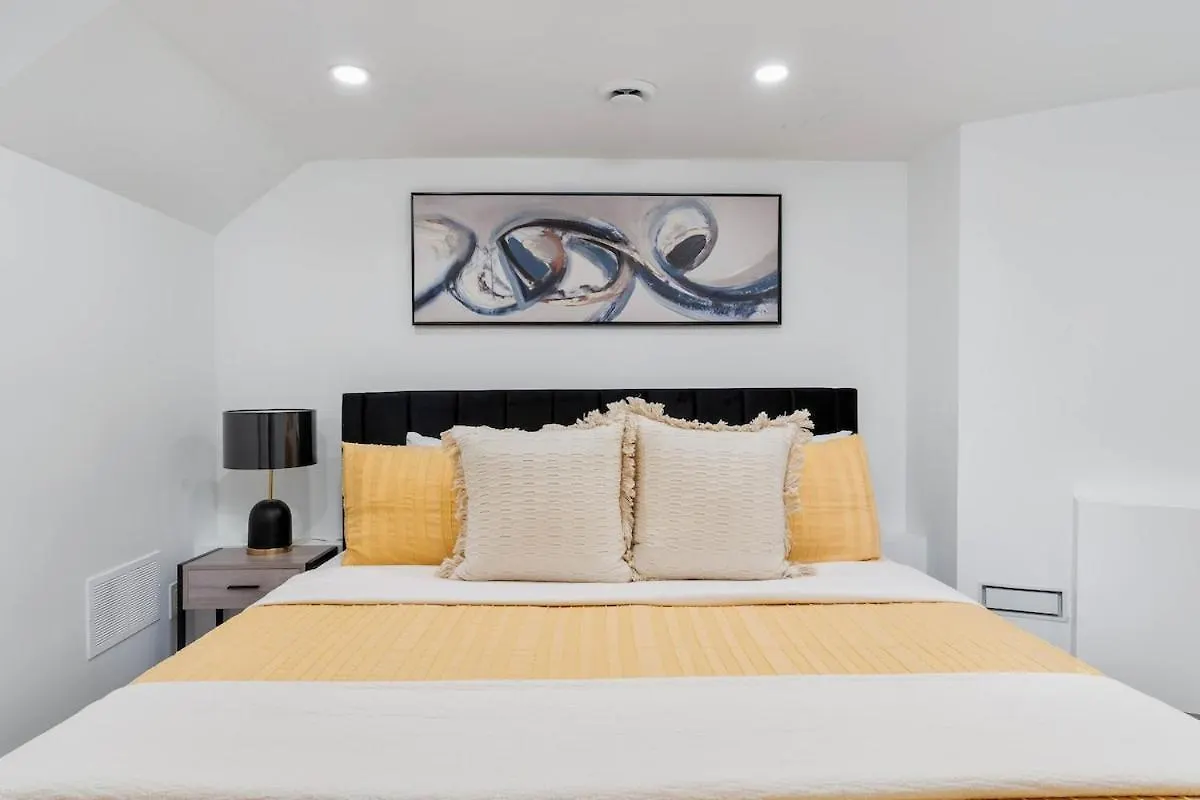 Cozy Parkdale Suite Fantastic Location Parking تورونتو