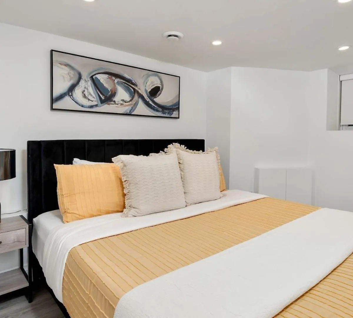 Cozy Parkdale Suite Fantastic Location Parking تورونتو 0*,  كندا